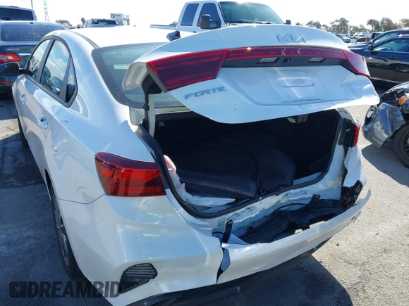2023 Kia Forte LXS z VIN 3KPF24AD3PE599829, wystawiony jako IAAI lot #41740903 z przebiegiem 20 548 mil mil oraz . Historia ofert i sprzedaży dostępna na DreamBid. Obrazek 6.