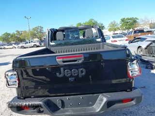 2024 Jeep Gladiator Sport S с VIN 1C6HJTAG6RL111586, выставлен на аукционе IAAI как лот 41833397 с пробегом 2 452 миль миль и . История ставок и продаж доступна на DreamBid. Изображение 17.