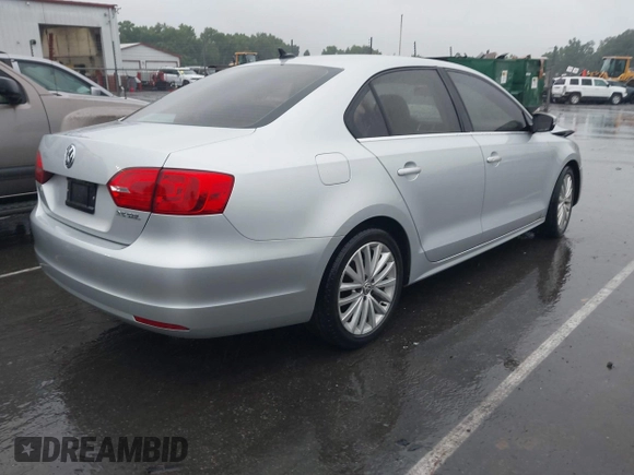 2011 Volkswagen Jetta SEL z VIN 3VWLX7AJ3BM351393, wystawiony jako IAAI lot #42241299 z przebiegiem 130 903 mil mil oraz . Historia ofert i sprzedaży dostępna na DreamBid. Obrazek 4.