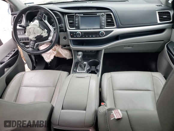 2018 Toyota Highlander SE z VIN 5TDKZRFH1JS543131, wystawiony jako Copart lot #59556625 z przebiegiem Nie podano mil oraz Szkoda całkowita • Salvage title. Historia ofert i sprzedaży dostępna na DreamBid. Obrazek 8.