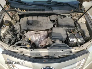 2011 Toyota Camry LE z VIN 4T4BF3EK1BR120969, wystawiony jako Copart lot #59535105 z przebiegiem 233 722 mil mil oraz Czysty tytuł • Clean title. Historia ofert i sprzedaży dostępna na DreamBid. Obrazek 11.