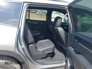 2024 GMC Acadia FWD Elevation z VIN 1GKENKKS1RJ185933, wystawiony jako IAAI lot #41893217 z przebiegiem 17 150 mil mil oraz . Historia ofert i sprzedaży dostępna na DreamBid. Obrazek 8.