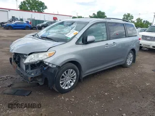 2011 Toyota Sienna XLE AAS z VIN 5TDYK3DC7BS067407, wystawiony jako IAAI lot #42312520 z przebiegiem 175 945 mil mil oraz . Historia ofert i sprzedaży dostępna na DreamBid. Obrazek 17.