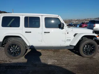 2023 Jeep Wrangler Sahara z VIN 1C4JJXP6XPW579817, wystawiony jako IAAI lot #41740203 z przebiegiem 19 716 mil mil oraz . Historia ofert i sprzedaży dostępna na DreamBid. Obrazek 13.