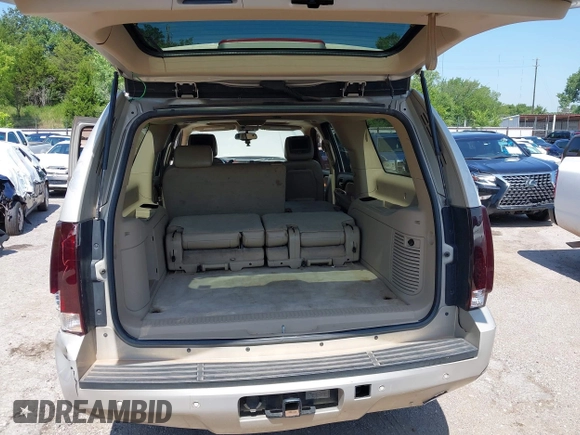 2007 Chevrolet Suburban LS with VIN 1GNFC16087J218794, listed as a IAAI auction lot 42700630 with 262,428 mi miles and . Bid and sale history available at DreamBid. Image 12.