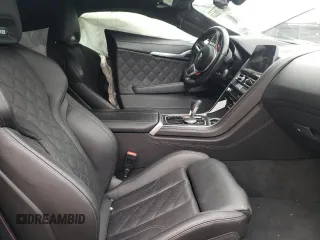 2020 BMW M8 z VIN WBSAE0C07LCD84777, wystawiony jako Copart lot #35876633 z przebiegiem Nie podano mil oraz . Historia ofert i sprzedaży dostępna na DreamBid. Obrazek 7.