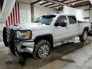 2018 GMC Sierra 2500HD Denali z VIN 1GT12UEY3JF252702, wystawiony jako Copart lot #55387655 z przebiegiem 75 059 mil mil oraz Szkody całkowita. Historia ofert i sprzedaży dostępna na DreamBid. Obrazek 1.