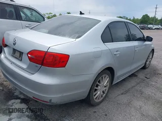 2014 Volkswagen Jetta SE z VIN 3VWD17AJ8EM314253, wystawiony jako IAAI lot #42361152 z przebiegiem 118 638 mil mil oraz . Historia ofert i sprzedaży dostępna na DreamBid. Obrazek 4.