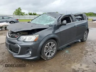 2018 Chevrolet Sonic LT z VIN 1G1JD6SH0J4108152, wystawiony jako Copart lot #55585585 z przebiegiem 42 040 mil mil oraz Szkoda całkowita • Salvage title. Historia ofert i sprzedaży dostępna na DreamBid. Obrazek 1.