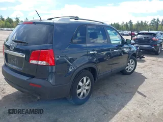 2012 Kia Sorento LX z VIN 5XYKT3A62CG268017, wystawiony jako IAAI lot #42219961 z przebiegiem 113 475 mil mil oraz . Historia ofert i sprzedaży dostępna na DreamBid. Obrazek 4.