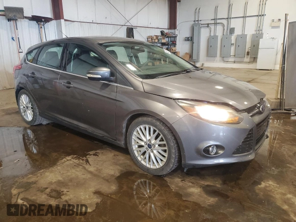 2014 Ford Focus Titanium z VIN 1FADP3N27EL462950, wystawiony jako Copart lot #65207155 z przebiegiem 34 058 mil mil oraz Szkoda całkowita • Salvage title. Historia ofert i sprzedaży dostępna na DreamBid. Obrazek 4.