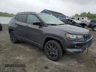 2024 Jeep Compass Latitude z VIN 3C4NJDBN8RT120485, wystawiony jako Copart lot #57960485 z przebiegiem 7 677 mil mil oraz Szkoda całkowita • Salvage title. Historia ofert i sprzedaży dostępna na DreamBid. Obrazek 4.