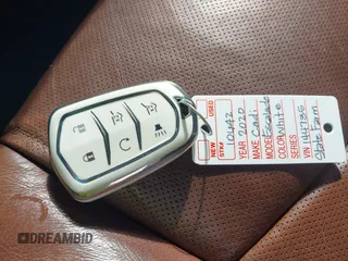 2020 Cadillac Escalade Luxury z VIN 1GYS3BKJ3LR144735, wystawiony jako IAAI lot #42161511 z przebiegiem 77 990 mil mil oraz . Historia ofert i sprzedaży dostępna na DreamBid. Obrazek 11.