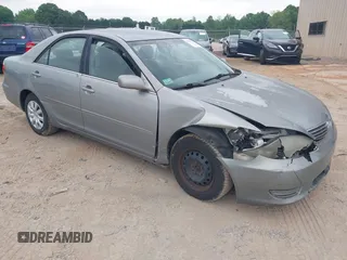 2005 Toyota Camry STD z VIN 4T1BE32K05U555388, wystawiony jako IAAI lot #42119726 z przebiegiem 148 376 mil mil oraz . Historia ofert i sprzedaży dostępna na DreamBid. Obrazek 1.