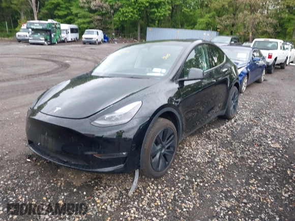 2024 Tesla Model Y Long Range z VIN 7SAYGDEE5RF130335, wystawiony jako IAAI lot #42250979 z przebiegiem 20 300 mil mil oraz . Historia ofert i sprzedaży dostępna na DreamBid. Obrazek 19.