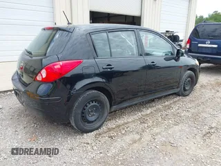2009 Nissan Versa S z VIN 3N1BC13E49L480172, wystawiony jako IAAI lot #42349573 z przebiegiem 156 811 mil mil oraz . Historia ofert i sprzedaży dostępna na DreamBid. Obrazek 4.