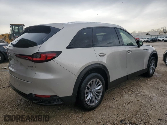 2025 Mazda CX-90 Preferred z VIN JM3KKBHD5S1214847, wystawiony jako Copart lot #51690015 z przebiegiem Nie podano mil oraz Czysty tytuł • Clean title. Historia ofert i sprzedaży dostępna na DreamBid. Obrazek 3.