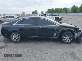 2015 Lincoln MKZ z VIN 3LN6L2JK7FR622029, wystawiony jako IAAI lot #42180170 z przebiegiem 107 732 mil mil oraz . Historia ofert i sprzedaży dostępna na DreamBid. Obrazek 14.