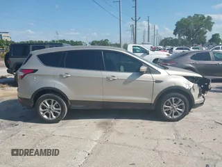 2017 Ford Escape SE z VIN 1FMCU0GD8HUC60074, wystawiony jako IAAI lot #41918443 z przebiegiem 85 787 mil mil oraz . Historia ofert i sprzedaży dostępna na DreamBid. Obrazek 14.