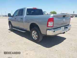 2023 Ram 2500 Big Horn z VIN 3C6UR5DL1PG654074, wystawiony jako IAAI lot #42255020 z przebiegiem 67 732 mil mil oraz . Historia ofert i sprzedaży dostępna na DreamBid. Obrazek 3.