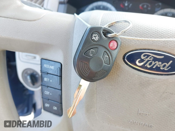 2008 Ford Escape XLT z VIN 1FMCU03158KD31562, wystawiony jako IAAI lot #42319652 z przebiegiem 123 926 mil mil oraz . Historia ofert i sprzedaży dostępna na DreamBid. Obrazek 11.