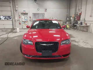 2016 Chrysler 300 S z VIN 2C3CCAGG7GH157256, wystawiony jako IAAI lot #41195851 z przebiegiem 81 172 mil mil oraz . Historia ofert i sprzedaży dostępna na DreamBid. Obrazek 13.