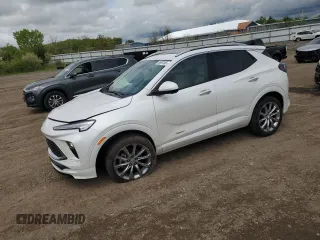 2024 Buick Encore GX Avenir z VIN KL4AMGSL8RB099347, wystawiony jako Copart lot #56887555 z przebiegiem 4 234 mil mil oraz Szkoda całkowita • Salvage title. Historia ofert i sprzedaży dostępna na DreamBid. Obrazek 1.