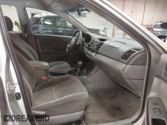 2005 Toyota Camry STD z VIN 4T1BE32K65U400652, wystawiony jako IAAI lot #41986431 z przebiegiem 218 412 mil mil oraz . Historia ofert i sprzedaży dostępna na DreamBid. Obrazek 5.