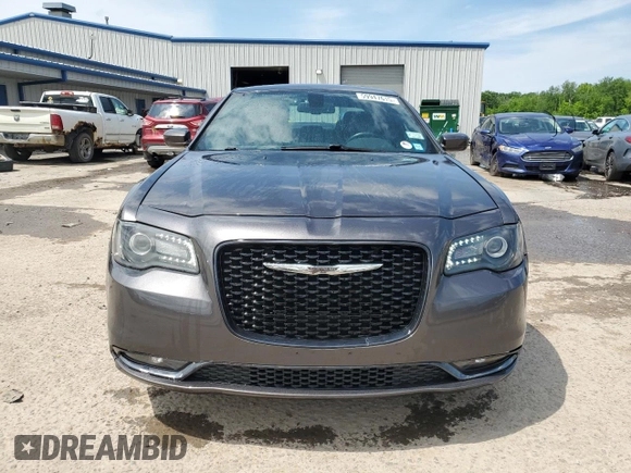 2015 Chrysler 300 S z VIN 2C3CCAGG8FH899454, wystawiony jako Copart lot #59947615 z przebiegiem 113 942 mil mil oraz Szkoda całkowita • Salvage title. Historia ofert i sprzedaży dostępna na DreamBid. Obrazek 5.