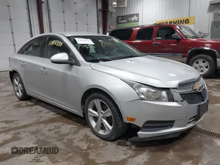 2014 Chevrolet Cruze 2LT z VIN 1G1PE5SB4E7393620, wystawiony jako IAAI lot #42458633 z przebiegiem 173 687 mil mil oraz . Historia ofert i sprzedaży dostępna na DreamBid. Obrazek 1.