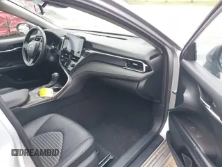 2023 Toyota Camry SE z VIN 4T1G11AK0PU766665, wystawiony jako IAAI lot #42202075 z przebiegiem 59 320 mil mil oraz . Historia ofert i sprzedaży dostępna na DreamBid. Obrazek 5.