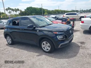 2020 Hyundai Venue SE z VIN KMHRB8A37LU046717, wystawiony jako IAAI lot #42097983 z przebiegiem 54 429 mil mil oraz . Historia ofert i sprzedaży dostępna na DreamBid. Obrazek 1.