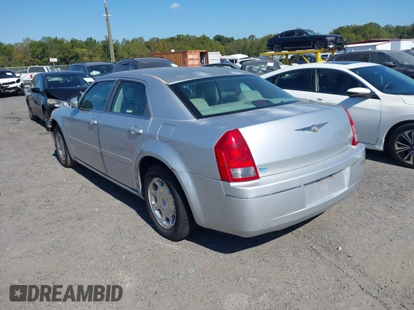 2005 Chrysler 300 with VIN 2C3AA53G35H634689, listed as a IAAI auction lot 40523572 with 1 mi miles. Bid and sale history available at carsss.com. Image 3.
