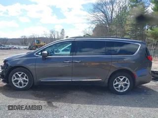 2017 Chrysler Pacifica Touring L with VIN 2C4RC1BG3HR511492, listed as a IAAI auction lot 41922578 with 139,393 mi miles and . Bid and sale history available at DreamBid. Image 15.