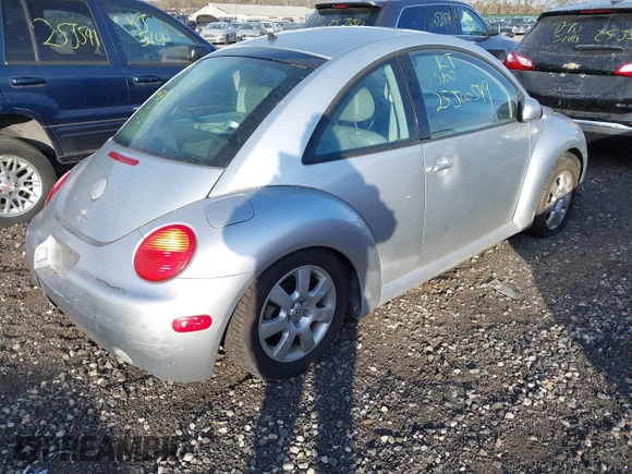 2003 Volkswagen New Beetle Coupe GLX with VIN 3VWDD21C93M424270, listed as a IAAI auction lot 41360819 with 999,999 mi miles. Bid and sale history available at carsss.com. Image 4.