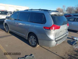 2014 Toyota Sienna XLE z VIN 5TDYK3DC9ES508300, wystawiony jako IAAI lot #41867307 z przebiegiem 93 798 mil mil oraz . Historia ofert i sprzedaży dostępna na DreamBid. Obrazek 3.