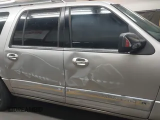 2007 Lincoln Navigator z VIN 5LMFL28597LJ11032, wystawiony jako IAAI lot #42250797 z przebiegiem 248 112 mil mil oraz . Historia ofert i sprzedaży dostępna na DreamBid. Obrazek 13.