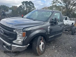 2020 Ford F-550 XL with VIN 1FDUF5HT8LEC37754, listed as a Copart auction lot 46058445 with 69,939 mi miles and Salvage Title. Bid and sale history available at carsss.com. Image 2.