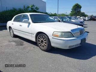 2006 Lincoln Town Car Signature z VIN 1LNHM81V46Y634398, wystawiony jako IAAI lot #42140781 z przebiegiem 159 256 mil mil oraz . Historia ofert i sprzedaży dostępna na DreamBid. Obrazek 1.