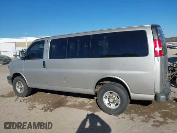 2007 Chevrolet Express Passenger with VIN 1GAHG35UX71176305, listed as a IAAI auction lot 41143812 with 338,940 mi miles and . Bid and sale history available at DreamBid. Image 15.