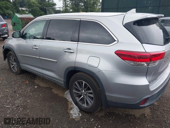 2018 Toyota Highlander SE z VIN 5TDJZRFH6JS545680, wystawiony jako IAAI lot #42548969 z przebiegiem 43 622 mil mil oraz . Historia ofert i sprzedaży dostępna na DreamBid. Obrazek 3.