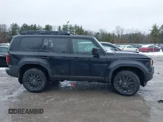 2024 Toyota Land Cruiser z VIN JTEABFAJ6RK007928, wystawiony jako IAAI lot #41575919 z przebiegiem 9282 mil mil oraz . Historia ofert i sprzedaży dostępna na DreamBid. Obrazek 13.