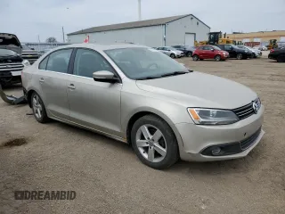2013 Volkswagen Jetta Comfortline с VIN 3VWDL7AJ0DM247575, выставлен на аукционе Copart как лот 53722715 с пробегом 256 015 миль миль и Списание • Salvage title. История ставок и продаж доступна на DreamBid. Изображение 4.