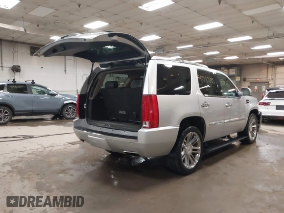 2014 Cadillac Escalade Platinum z VIN 1GYS4DEF4ER220739, wystawiony jako IAAI lot #41887685 z przebiegiem 150 067 mil mil oraz . Historia ofert i sprzedaży dostępna na DreamBid. Obrazek 4.