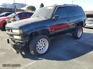 1996 Chevrolet Tahoe with VIN 3GNEK18RXTG150164, listed as a Copart auction lot 77810474 with 300,287 mi miles and Salvage Title. Bid and sale history available at carsss.com. Image 1.