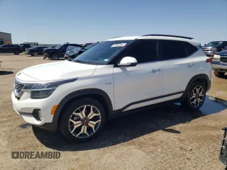 2021 Kia Seltos SX z VIN KNDETCA25M7139553, wystawiony jako Copart lot #51842335 z przebiegiem 68 852 mil mil oraz Czysty tytuł • Clean title. Historia ofert i sprzedaży dostępna na DreamBid. Obrazek 1.