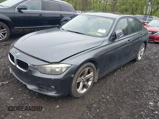 2013 BMW 3 Series 328i xDrive z VIN WBA3B5G5XDNS04431, wystawiony jako IAAI lot #42186095 z przebiegiem Nie podano mil oraz . Historia ofert i sprzedaży dostępna na DreamBid. Obrazek 2.