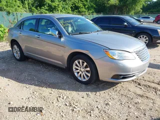 2014 Chrysler 200 Limited z VIN 1C3CCBCG3EN157576, wystawiony jako IAAI lot #42246877 z przebiegiem 148 144 mil mil oraz . Historia ofert i sprzedaży dostępna na DreamBid. Obrazek 1.