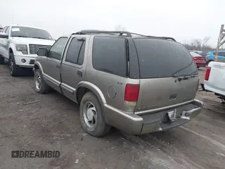 2000 Chevrolet Blazer LT z VIN 1GNDT13WXY2214421, wystawiony jako IAAI lot #41525220 z przebiegiem Nie podano mil oraz . Historia ofert i sprzedaży dostępna na DreamBid. Obrazek 3.