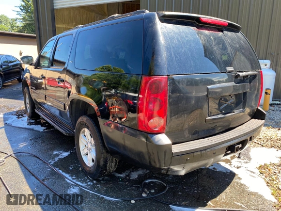 2013 GMC Yukon XL SLT z VIN 1GKS2KE79DR128926, wystawiony jako Copart lot #50310435 z przebiegiem 85 744 mil mil oraz Czysty tytuł • Clean title. Historia ofert i sprzedaży dostępna na DreamBid. Obrazek 3.
